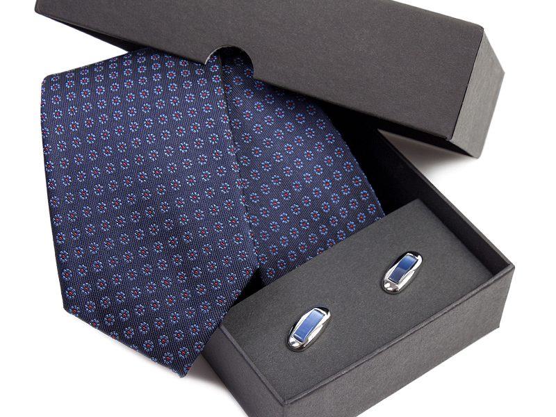 Zestaw upominkowy: Krawat jedwabny Venzo + spinki do mankietów zapakowane w eleganckie opakowanie kartonowe s538